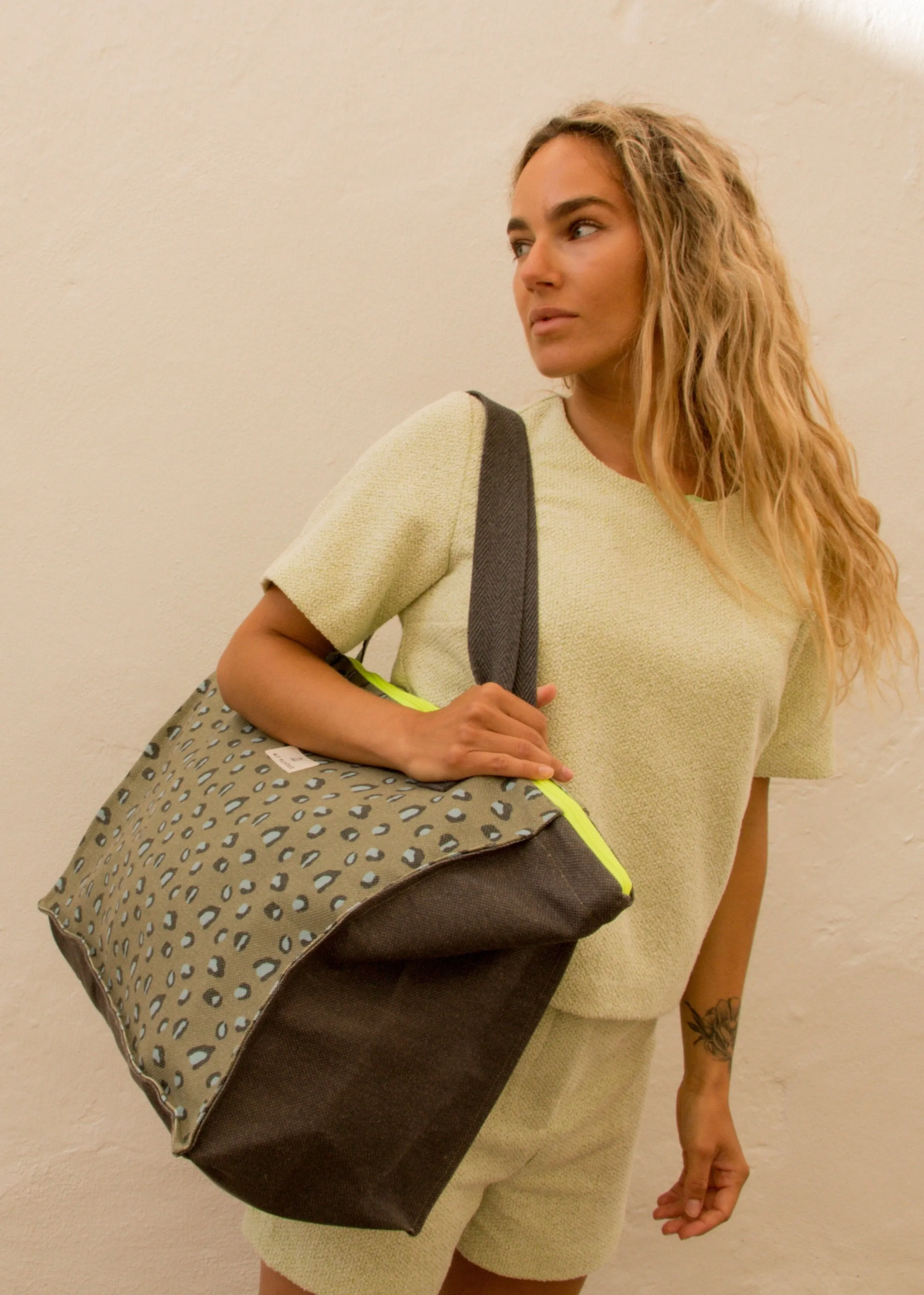 <tc>Gia Extra Large Travel Bag</tc>