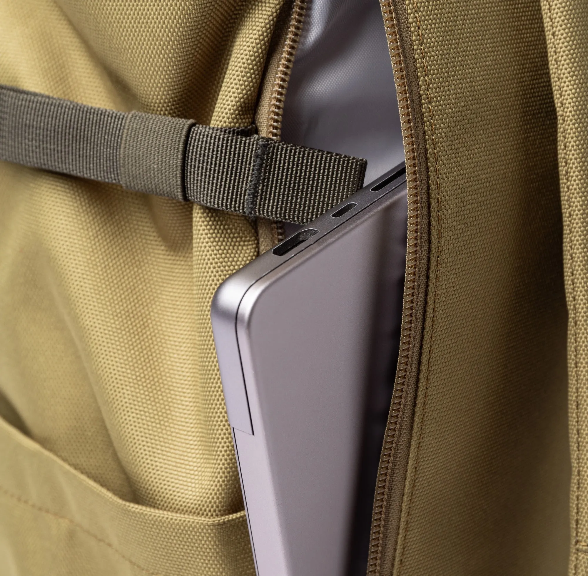 Sandqvist Icon Rolltop - Rucksack L 16" 65 cm erw. (olive drab with black leather)